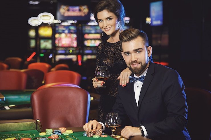 Dealer profesional sedang menjalankan permainan blackjack live casino dengan kualitas streaming tinggi
